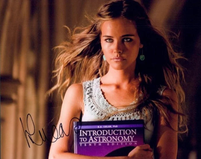 Isabel Lucas autograph