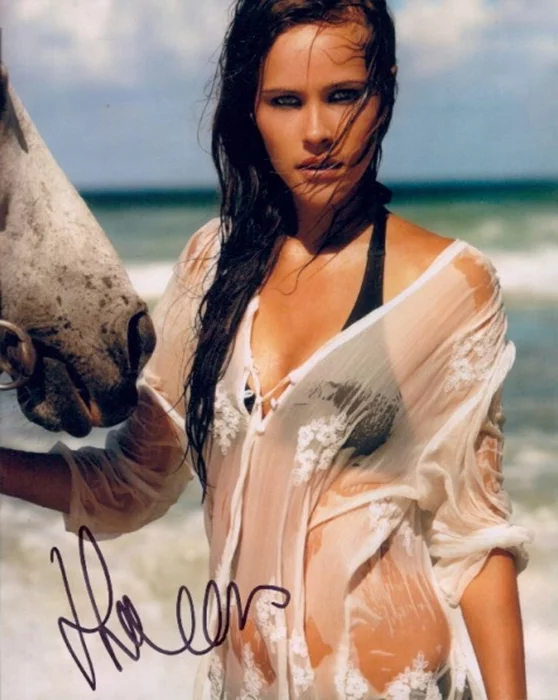 Isabel Lucas autograph