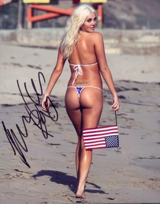Karissa Shannon autograph