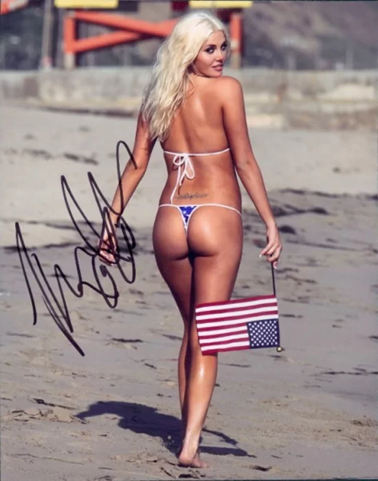 Karissa Shannon autograph