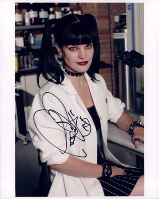 Pauley Perrette autograph