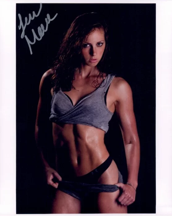 Leigh Moore autograph