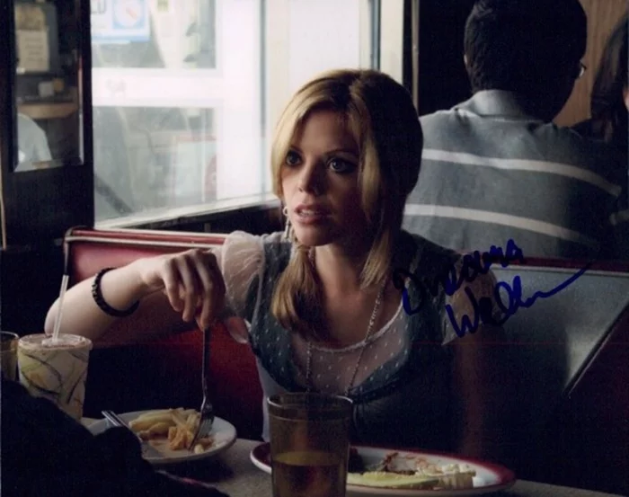 Dreama Walker autograph