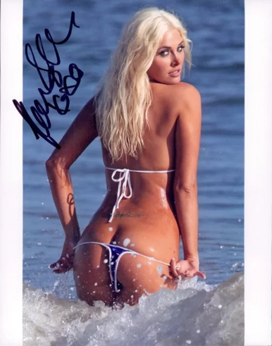 Karissa Shannon autograph