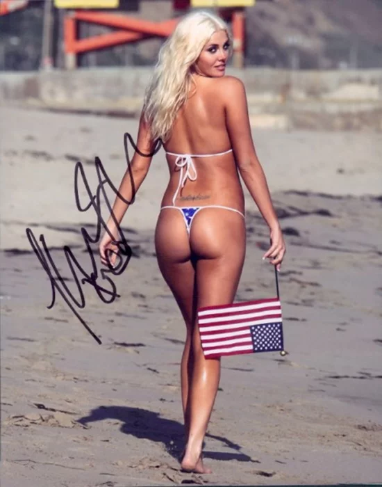 Karissa Shannon autograph