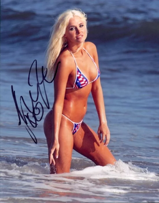 Karissa Shannon autograph