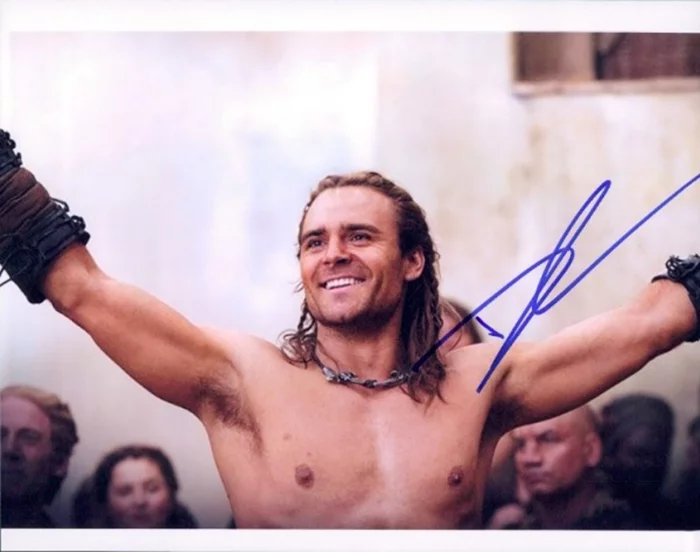 Dustin Clare autograph
