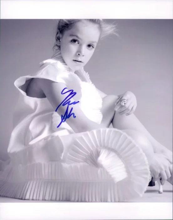 Kiernan Shipka autograph