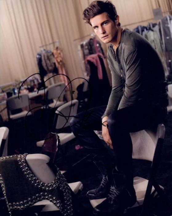 Nico Tortorella autograph