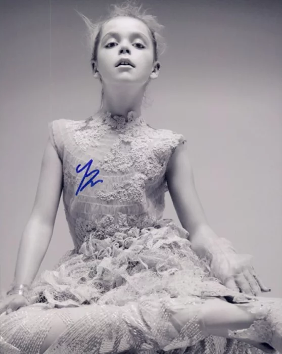 Kiernan Shipka autograph