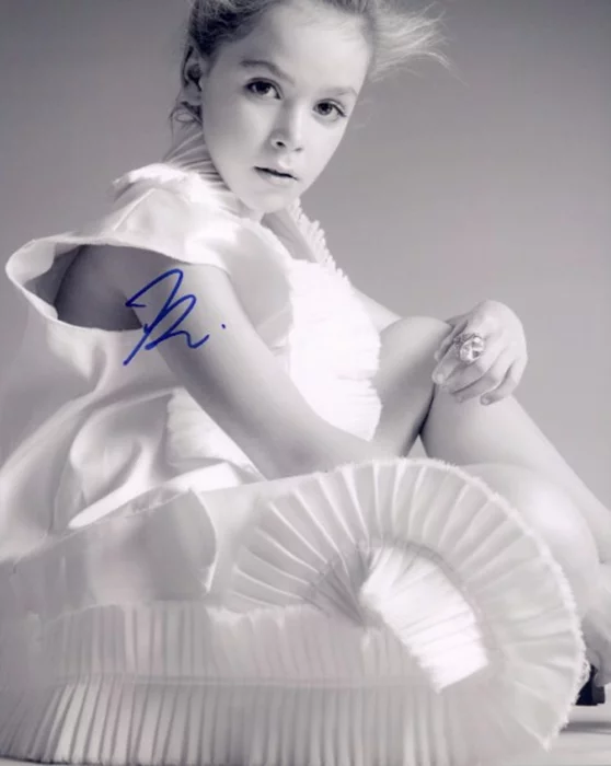 Kiernan Shipka autograph