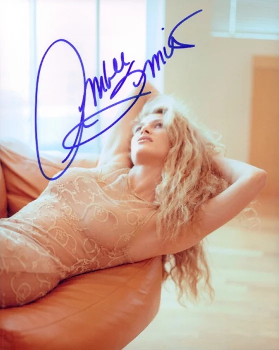 Amber Smith autograph