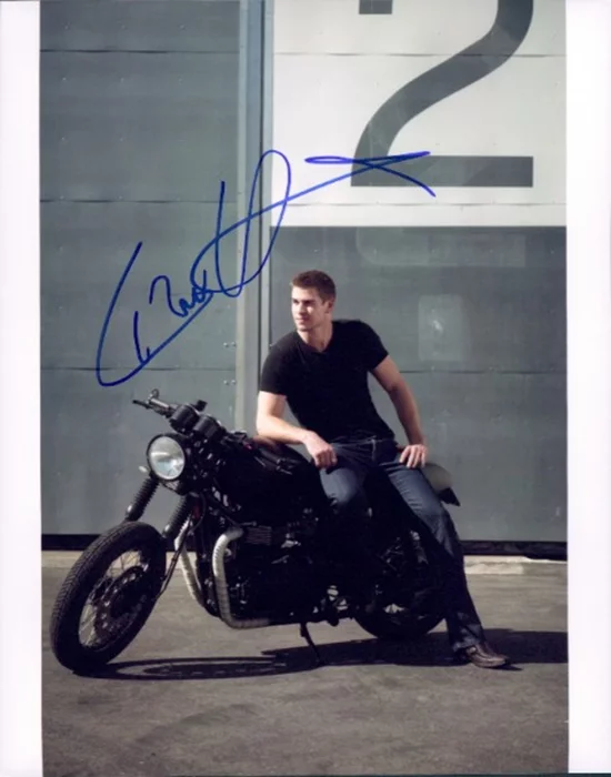 Liam Hemsworth autograph