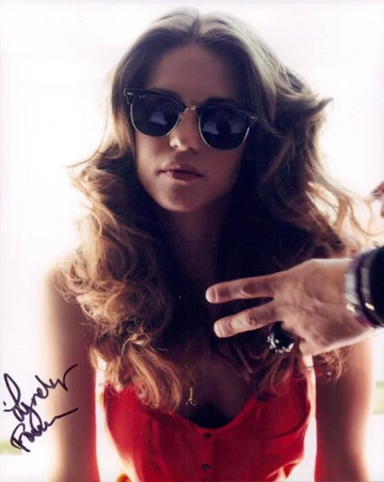 Lyndsy Fonseca autograph