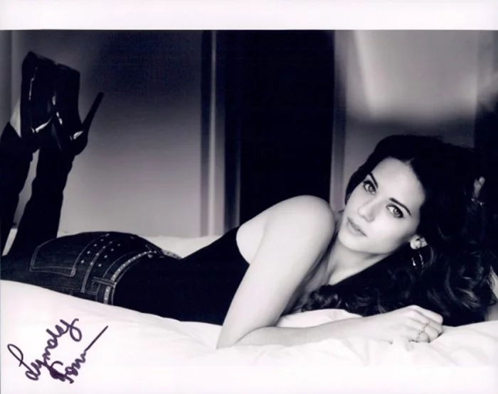 Lyndsy Fonseca autograph