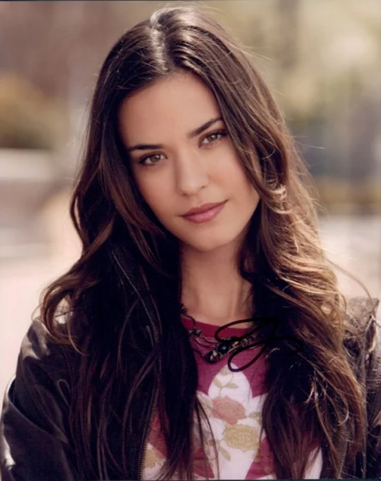 Odette Yustman autograph