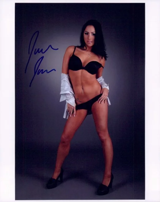 Jaelyn James autograph