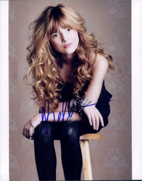 Bella Thorne autograph