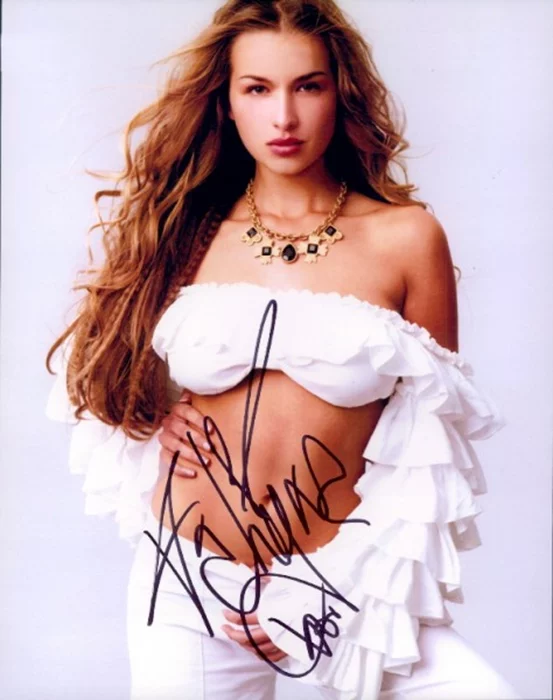 Tahyna Tozzi autograph