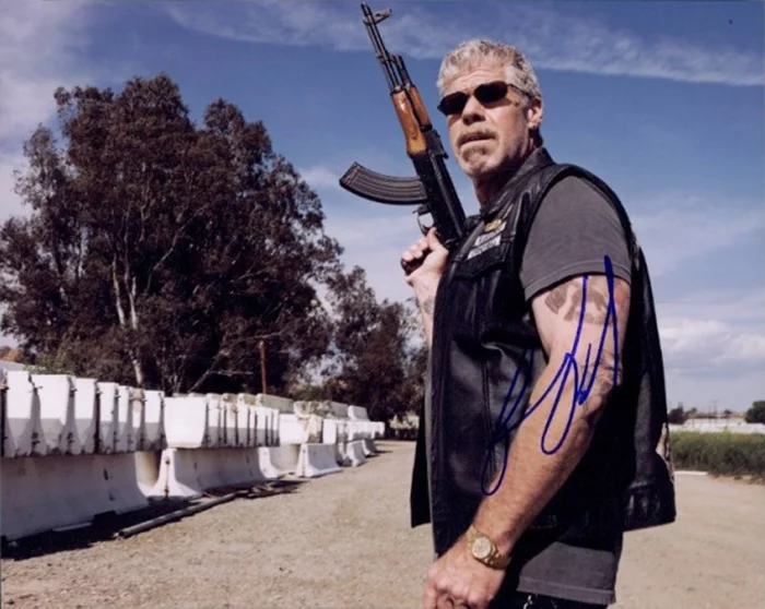Ron Perlman autograph