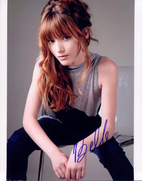 Bella Thorne autograph