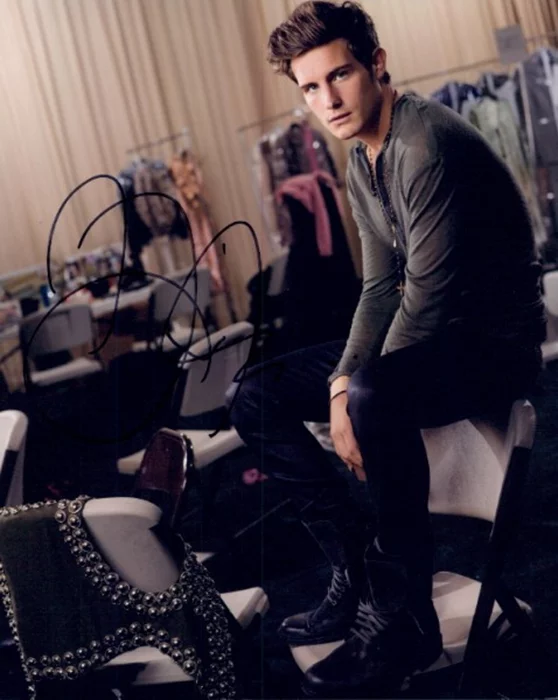 Nico Tortorella autograph