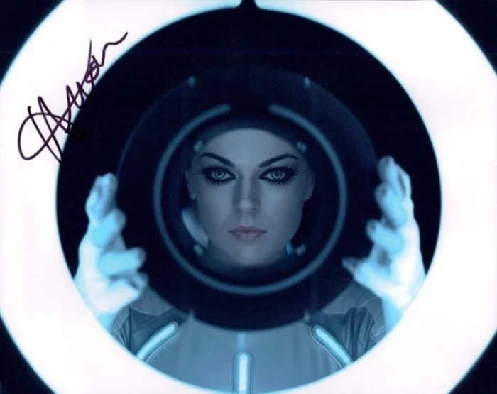 Serinda Swan autograph