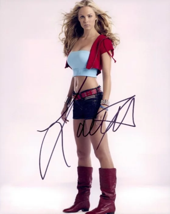 Laura Vandervoort autograph