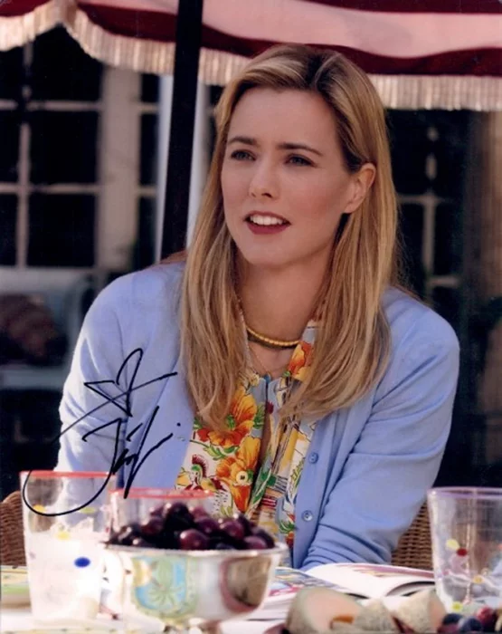 Tea Leoni autograph
