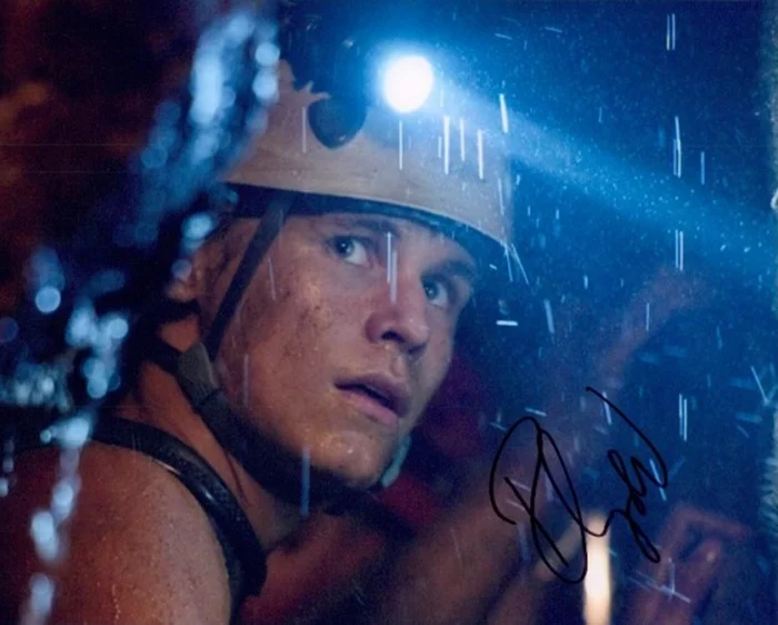 Rhys Wakefield autograph