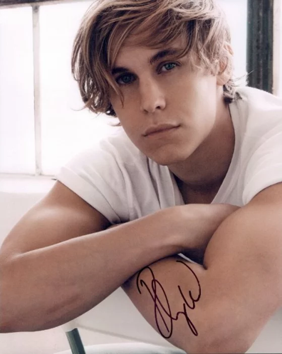 Rhys Wakefield autograph