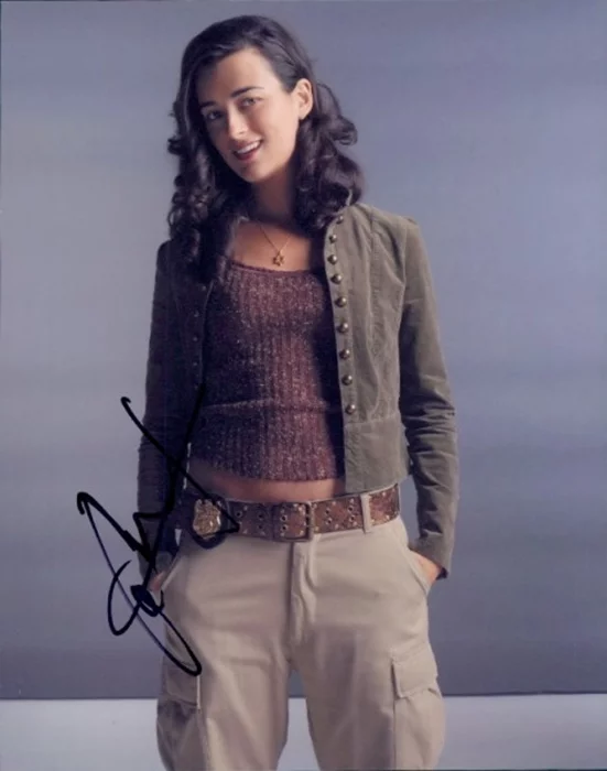 Cote de Pablo autograph