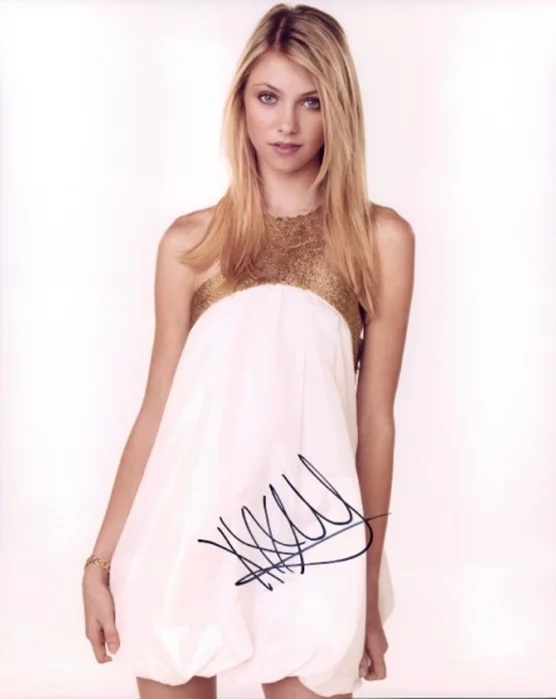 Taylor Momsen autograph