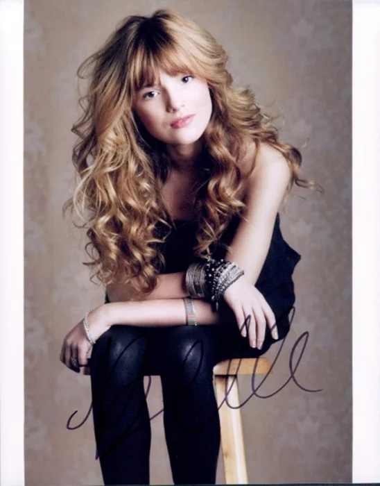 Bella Thorne autograph