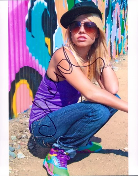 Chanel Zizerconenionson autograph