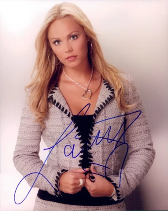 Laura Vandervoort autograph