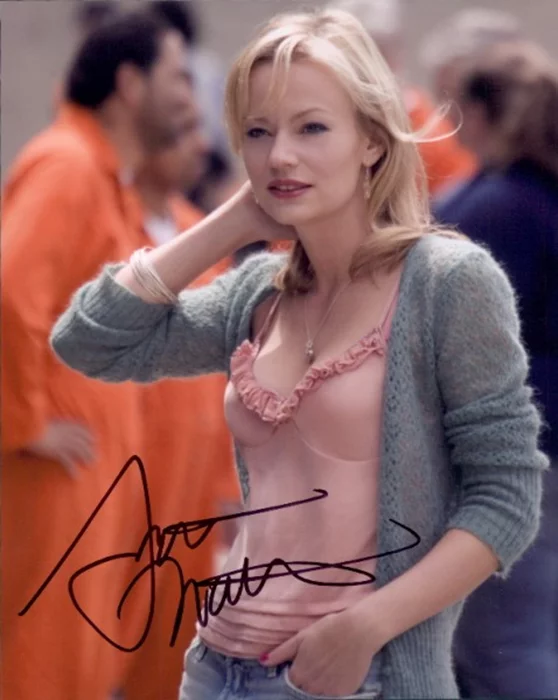 Samantha Mathis autograph