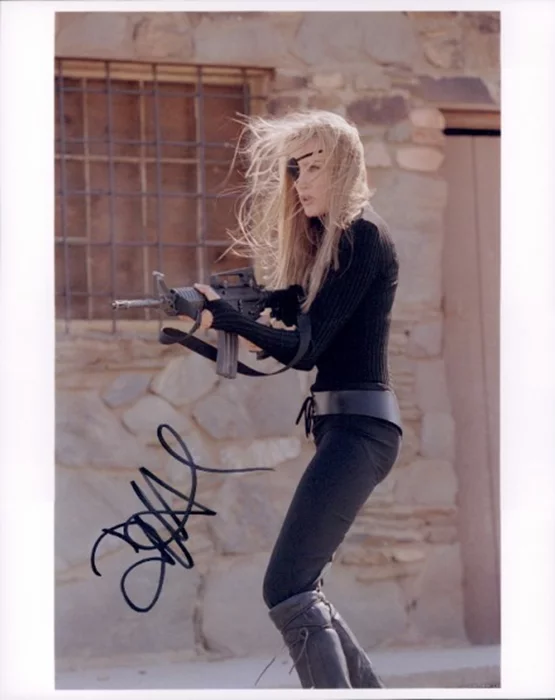 Daryl Hannah autograph