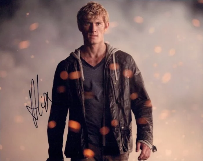 Alex Pettyfer autograph