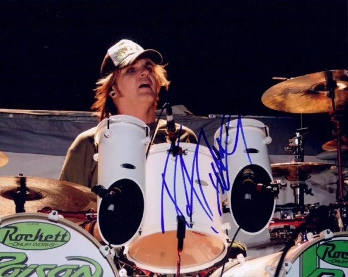 Rikki Rockett autograph