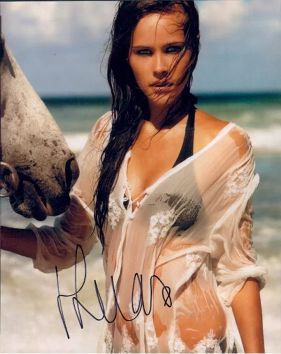 Isabel Lucas autograph