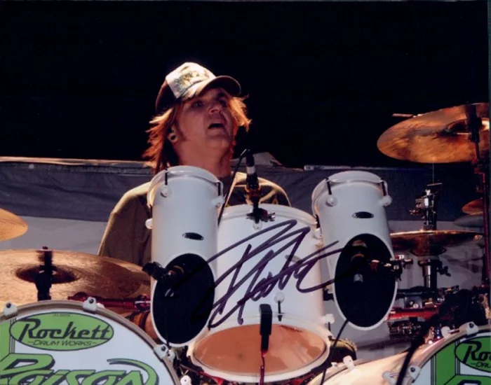 Rikki Rockett autograph