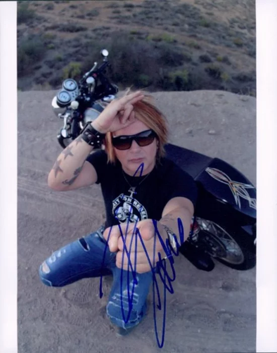 Rikki Rockett autograph