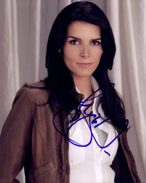 Angie Harmon autograph