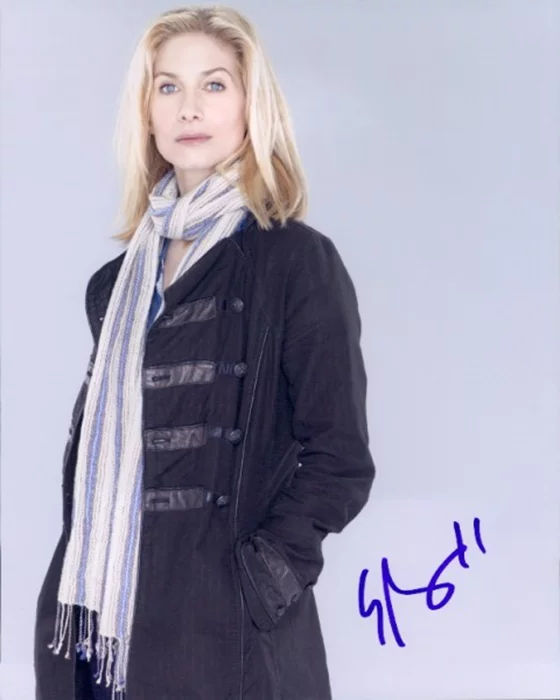 Elizabeth Mitchell autograph