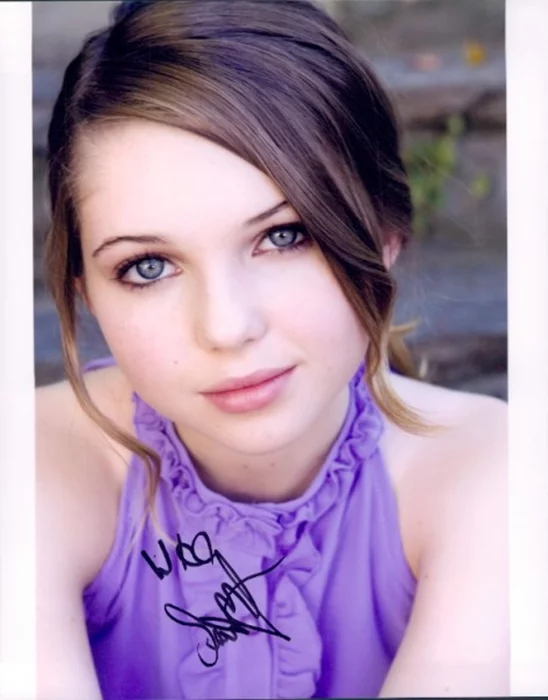 Sammi Hanratty autograph