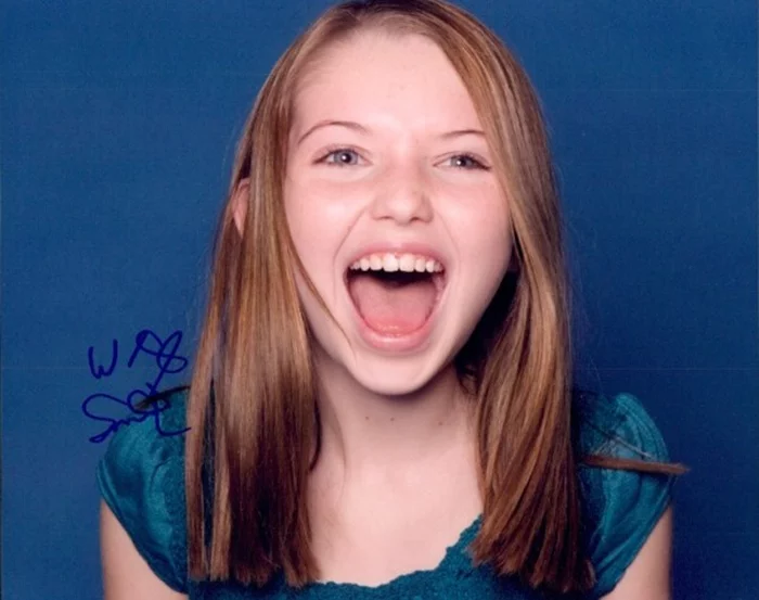 Sammi Hanratty autograph