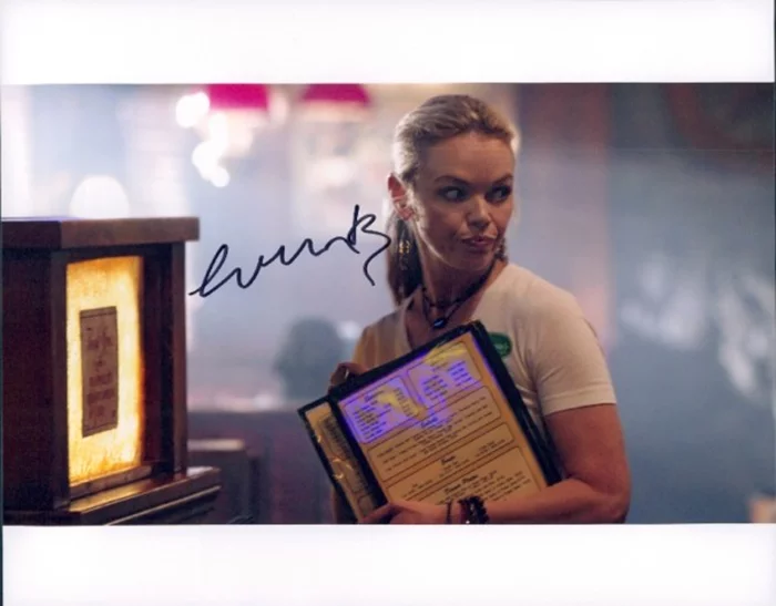 Lauren Bowles autograph