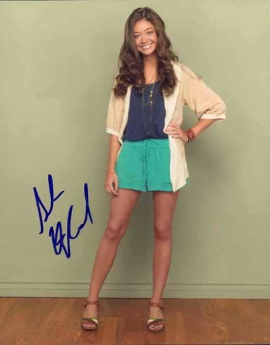 Sarah Hyland autograph