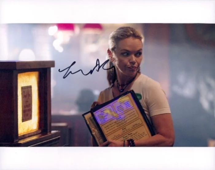 Lauren Bowles autograph